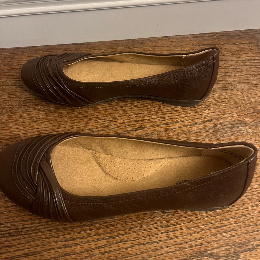 Brown Cloudwalkers flats. Size 9.5W Hana style. Comfy Flats Business‎